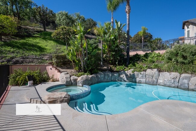 Building Photo - Stunning Remodeled Home in Walnut Valley U...