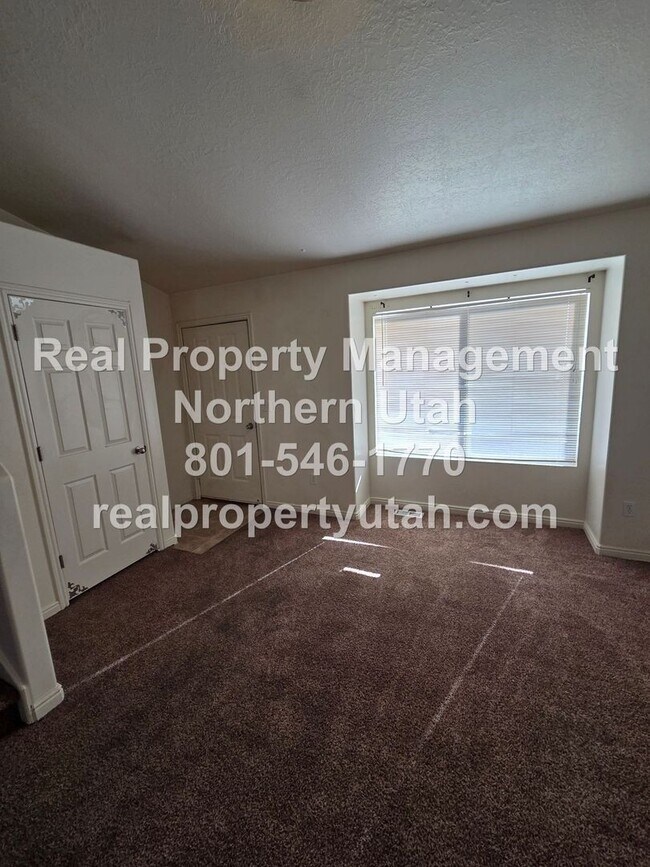 Building Photo - 4 Bed 3 Bath Syracuse Home Available!