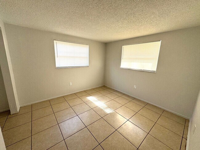 Building Photo - 410-410 60th Ave Dr W