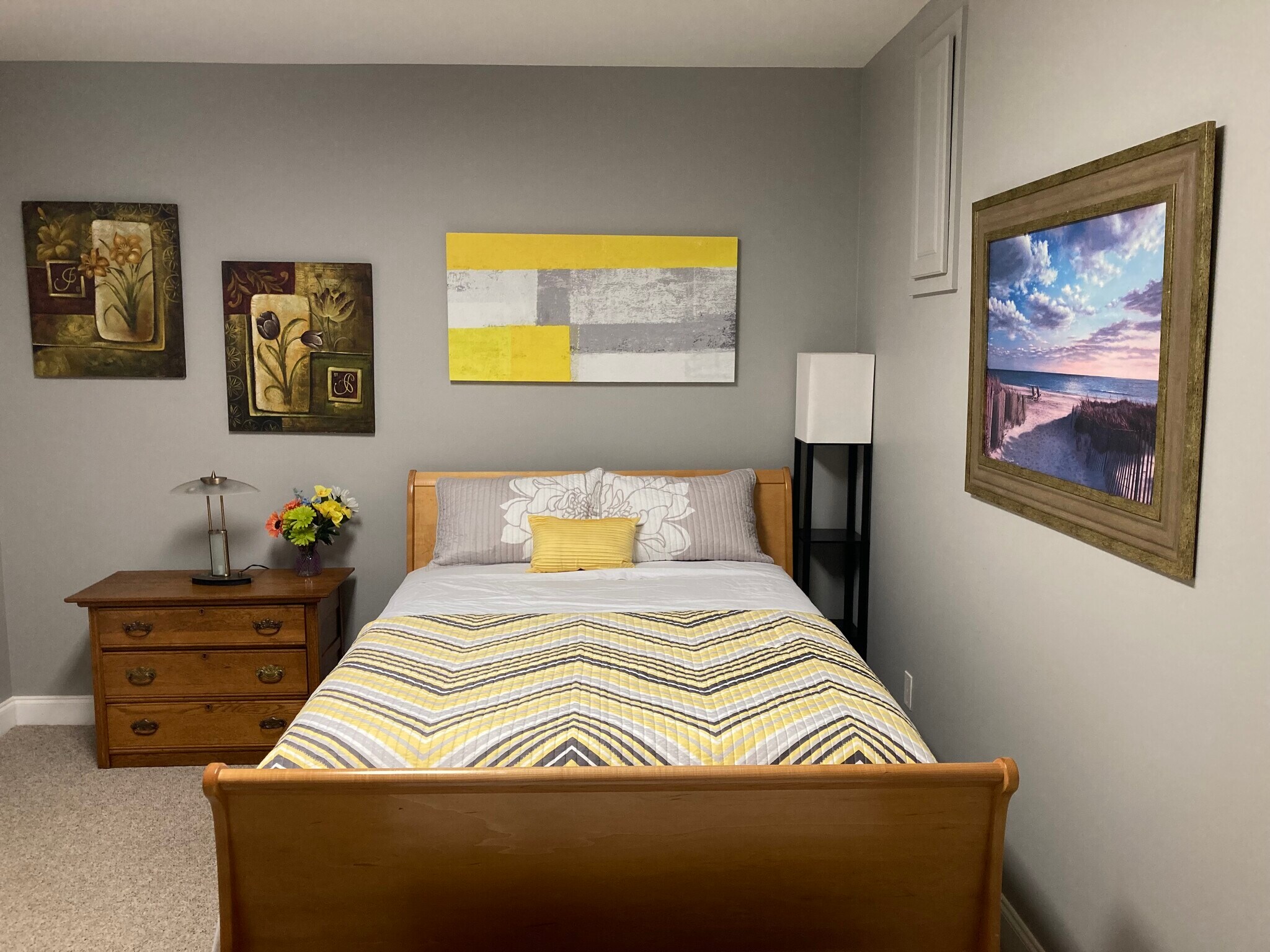 Full bedroom 2 with desk. - 5516 Ridgemoor Dr