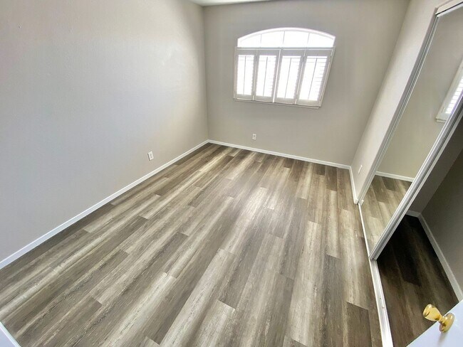 Building Photo - STUNNING 2 BEDROOM, 2 BATH CONDO LOCATED I...