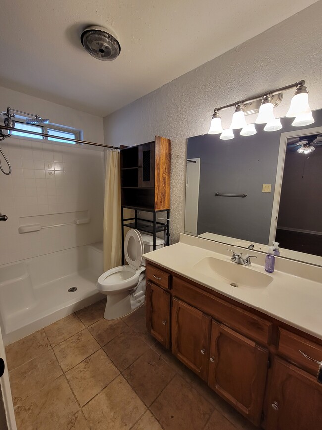 Private bathroom - 7446 Cessna Dr