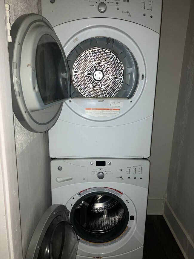 Building Photo - 803 E Washington St