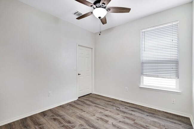 Building Photo - ***MOVE-IN SPECIAL: ONE WEEK FREE***Luxurious Move-In Ready Home with Versatile Living Spaces