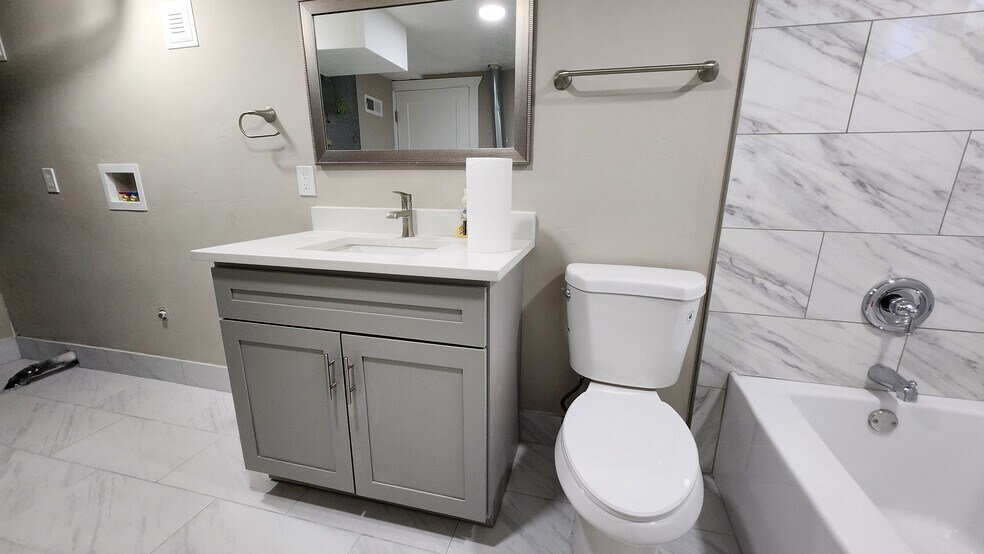 Building Photo - 920 W 600 N