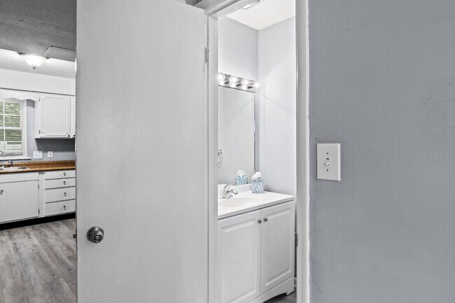 Building Photo - "Charming 2-Bed Condo in Greensboro with S...