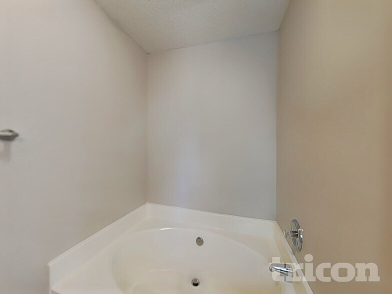 Building Photo - 11401 Northwoods Forest Dr