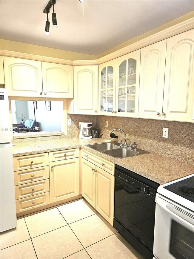 Building Photo - 2097 S Ocean Dr