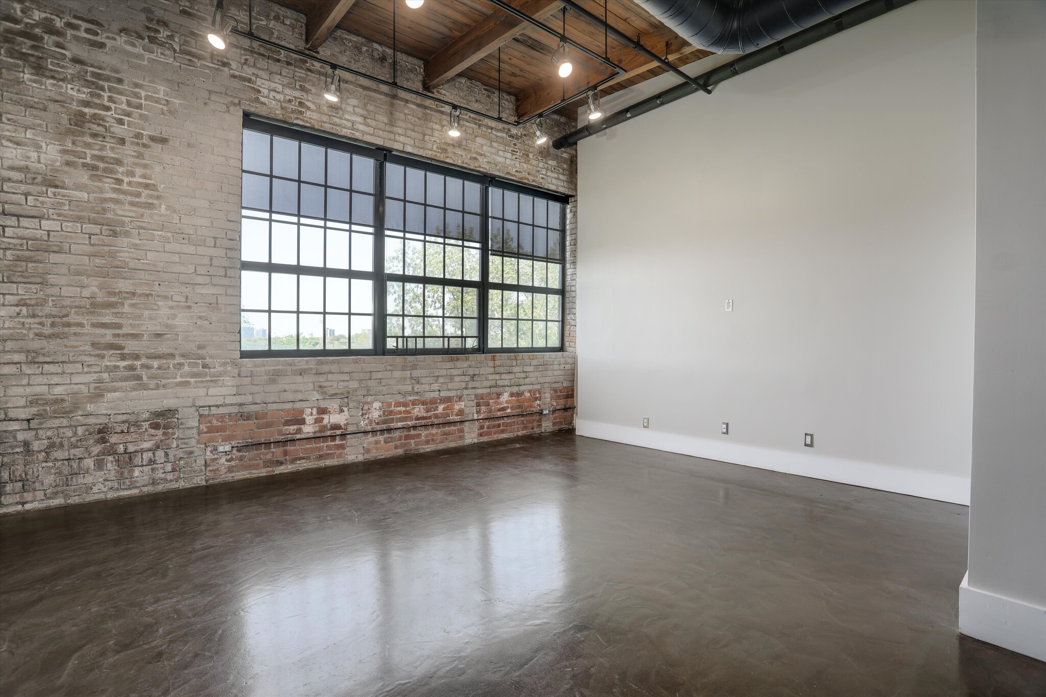 Building Photo - 6533 E Jefferson Ave