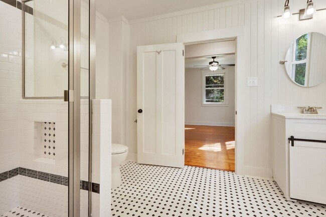 Building Photo - Great location