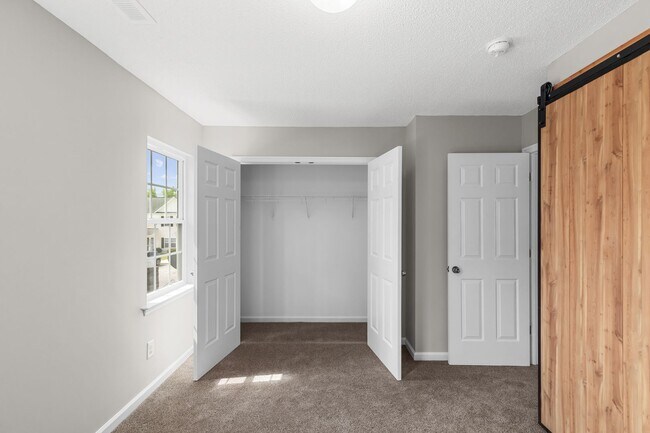 Building Photo - Charming 2-Bedroom 2.5-Bathroom Townhouse with Fenced Yard
