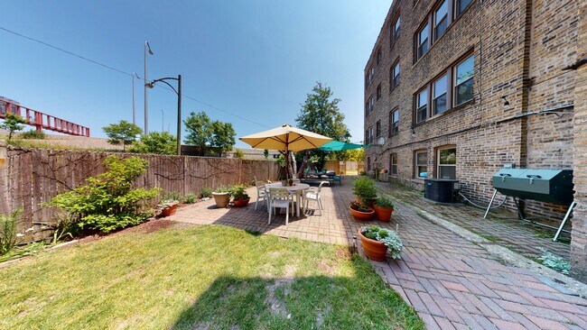 Building Photo - 3057 N Troy St