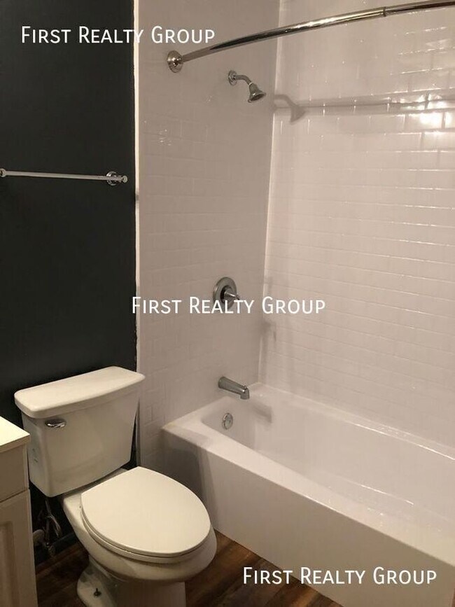 Building Photo - 2 Bedroom, 2 bath Upstairs Apartment in Ce...