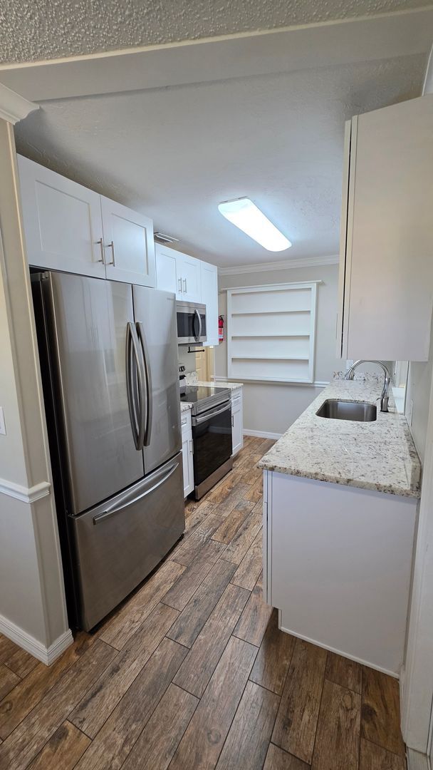 Building Photo - 2 bed 1 bath just remodeled