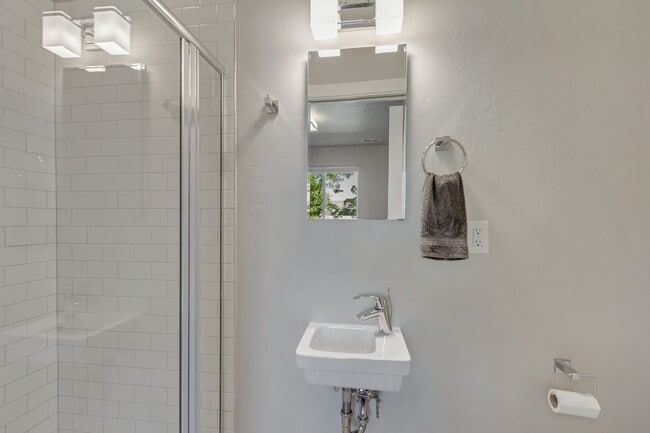 Building Photo - Stunning 3-Bedroom, 3.5-Bath Home with Modern Comforts