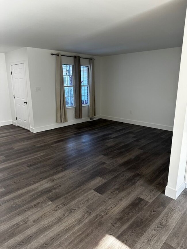 Building Photo - Beautiful 3 Bedroom, 1.5 Bath Townhome in ...