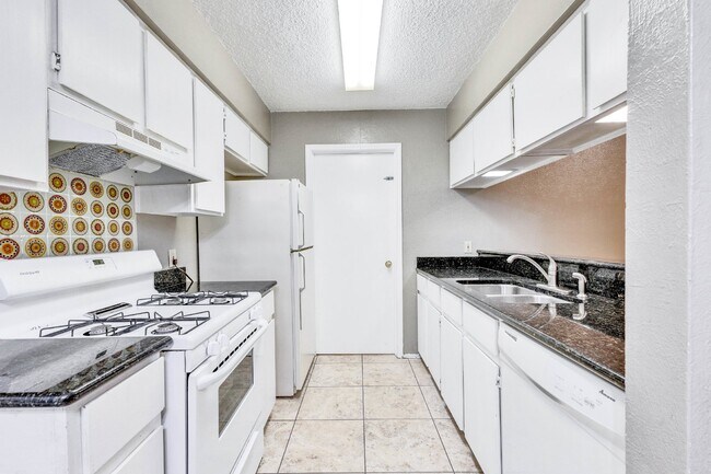 Building Photo - North Austin Duplex 2 Bedroom with a Large Yard!
