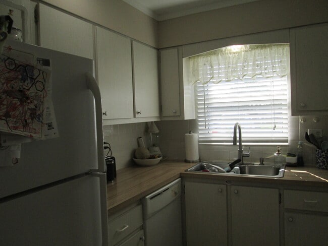 Building Photo - 2731 Barkley Dr W