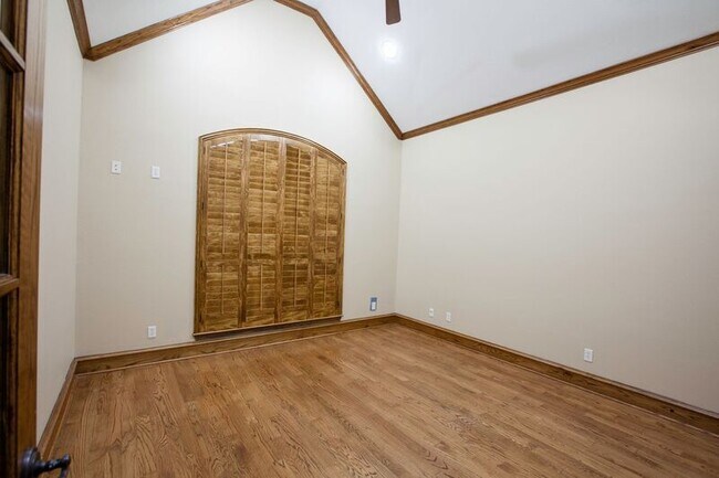 Building Photo - 8100 Rosemont Dr