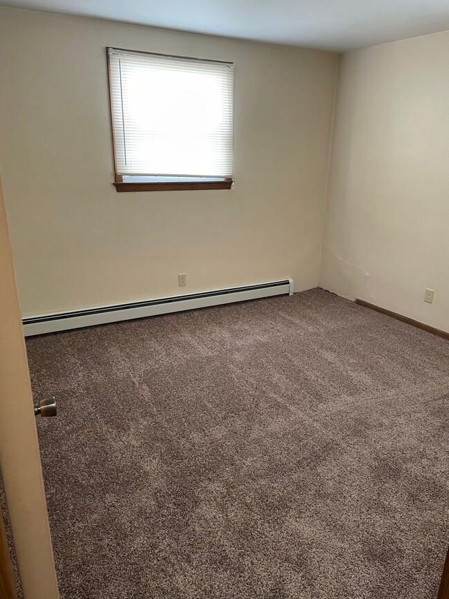 Building Photo - Forestview 2 Bedroom Lower Unit