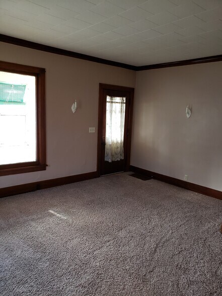 Building Photo - 558 Monroe St
