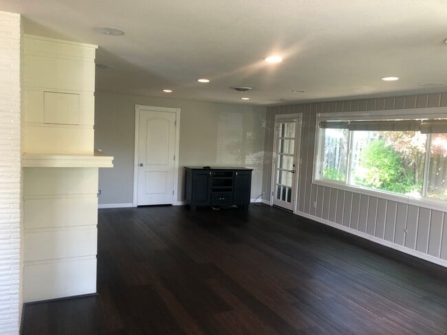 Building Photo - Darling 3 bedroom bungalow in Ferry St Bridge neighborhood!  MOVE IN SPECIAL!