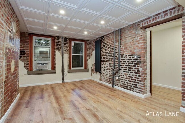 Building Photo - Professionally Managed & Recently Renovate...