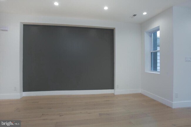 Building Photo - 5844 Fernwood St