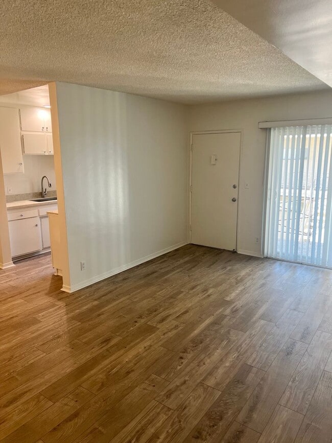 Building Photo - Second-floor 1-bedroom apartment in Whittier.