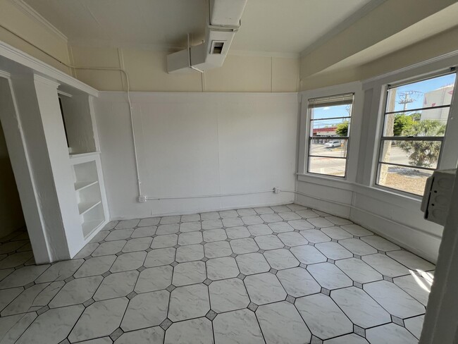 Building Photo - 4211 Parker Ave