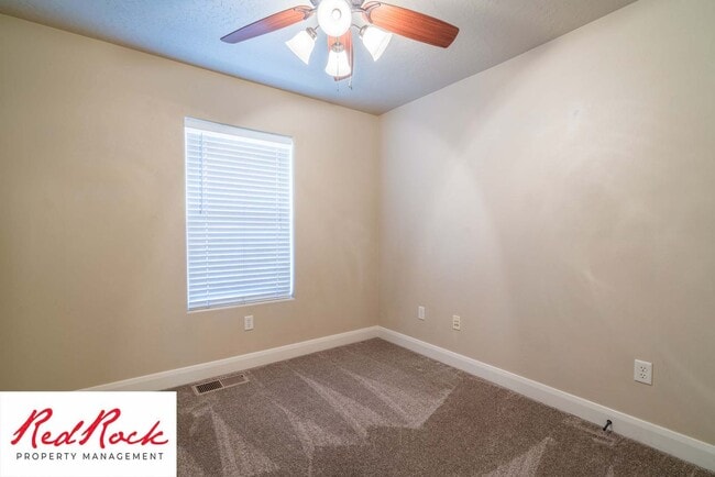 Building Photo - Beautiful Southgate Townhome!