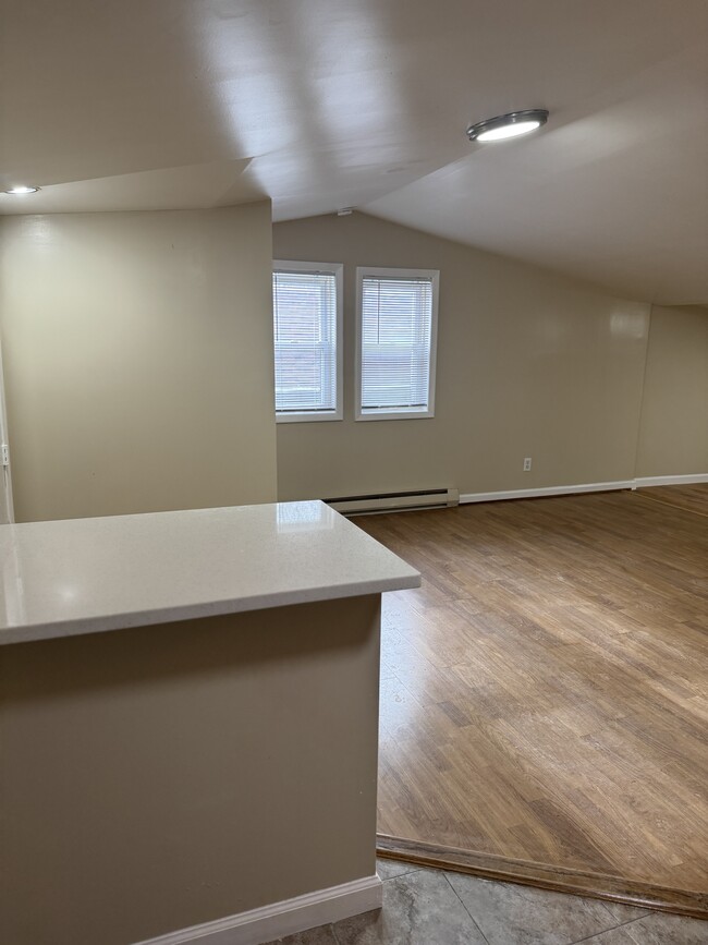 Building Photo - 569 Jerome St