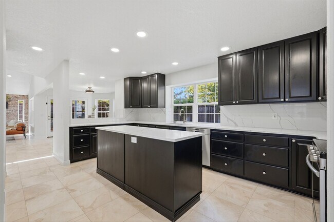 Building Photo - 17903 Ridge Lake Dr