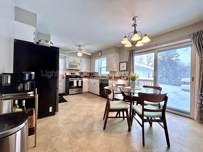 Building Photo - 2728 Vassar Dr SE