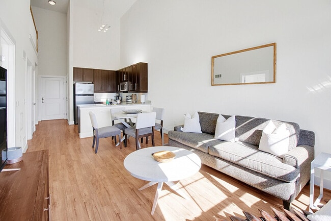 Building Photo - 909 Usher St