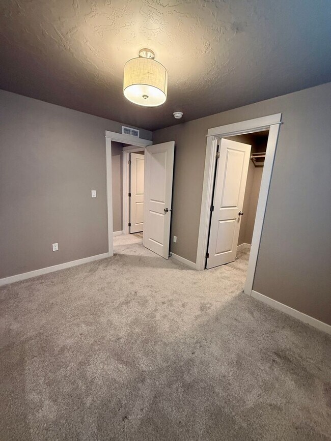Building Photo - 518 Belville Pl
