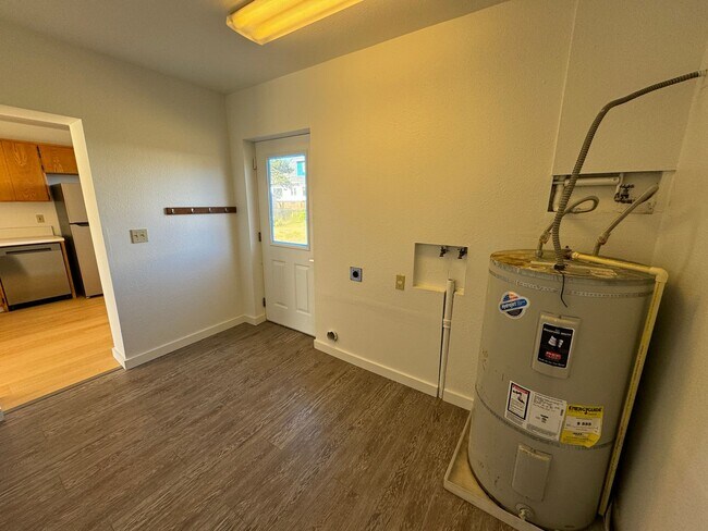 Building Photo - Adorable two bedroom cottage in Newport!