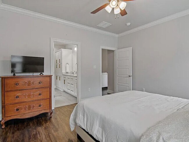 Building Photo - Elegant Furnished Townhouse in StoneLake V...