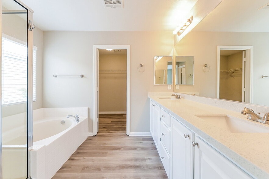 Building Photo - 10938 Florence Hills St