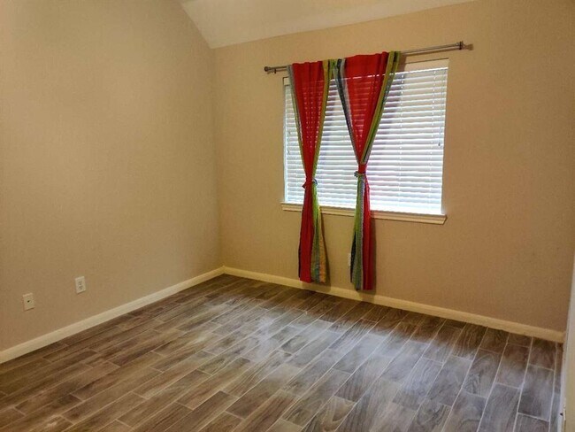 Building Photo - 215 Heathbrook Ln