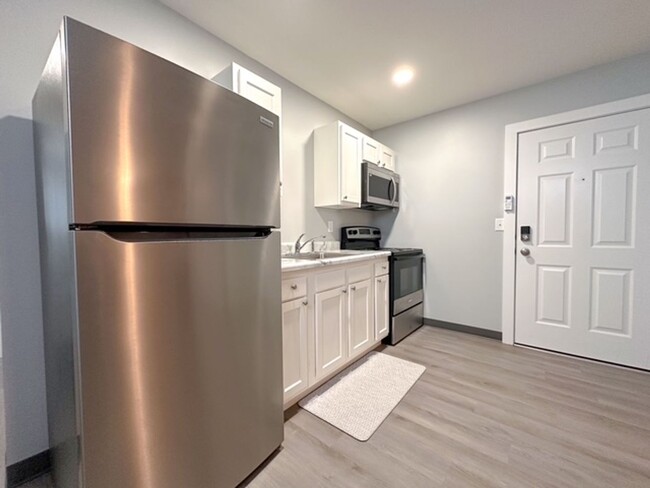 Building Photo - Modern 1-bedroom retreat / Walk to Downtown