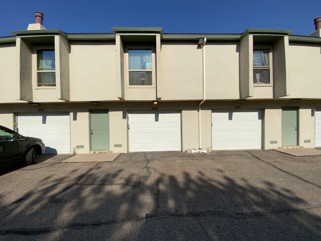 Building Photo - *Owner Broker* 2 Bedroom Townhome Availabl...