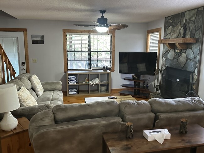 Building Photo - 155 April Ln