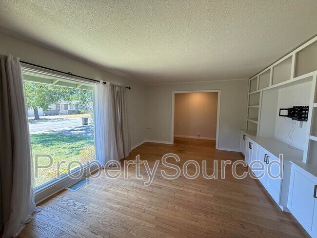 Building Photo - 1251 Middlefield Ave