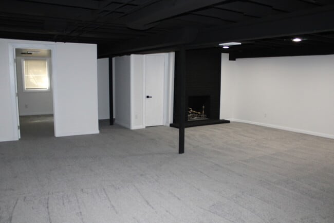 Building Photo - MOVE IN SPECIAL! - Spacious 4 bedroom and 2 bath with a very beautiful sun room in Kansas City MO