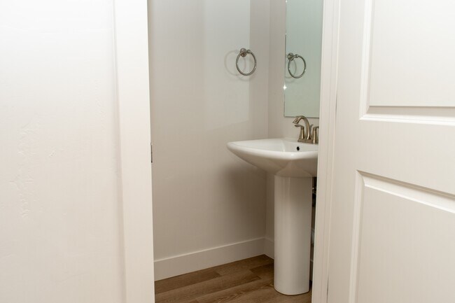 Building Photo - 418-1580 1580 E