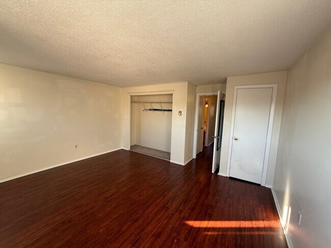 Building Photo - 552 Shennecossett Rd