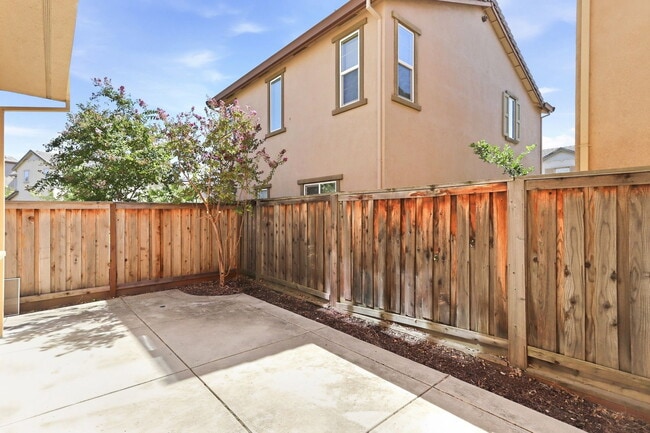 Building Photo - 883 Blossom Rock Ln