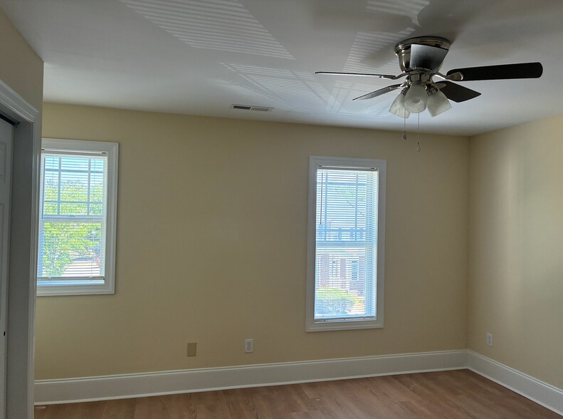 Building Photo - Room in Townhome on Windermere Dr
