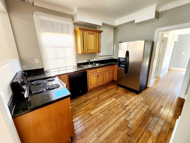 Building Photo - 2333 Pauline St